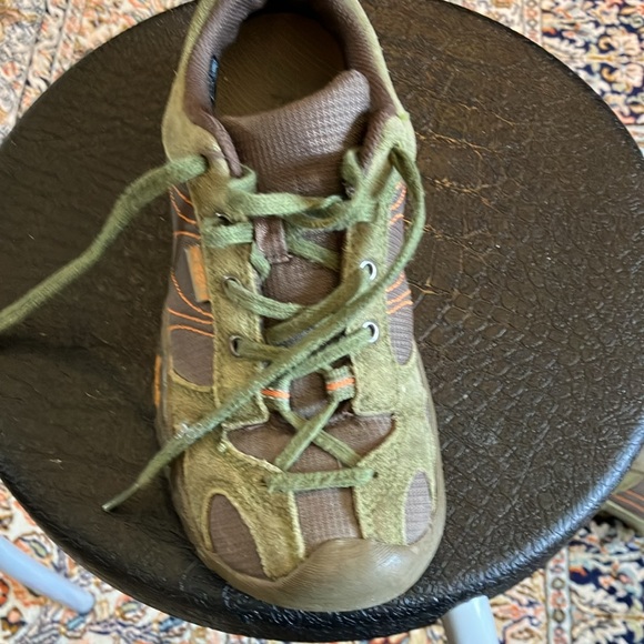 Keen hiking shoes in green and brown with orange stitching. - Picture 7 of 12